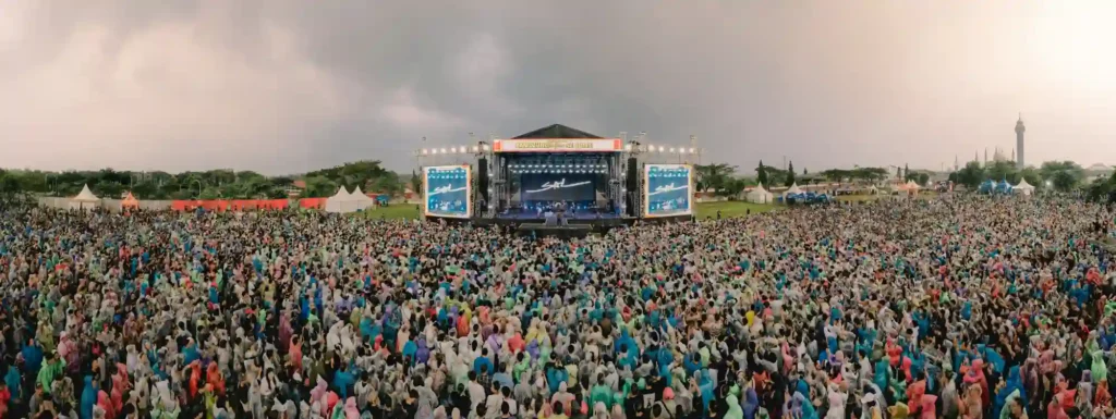 Ribuan Penonton Tetap Stay Walaupun Diguyur Hujan
