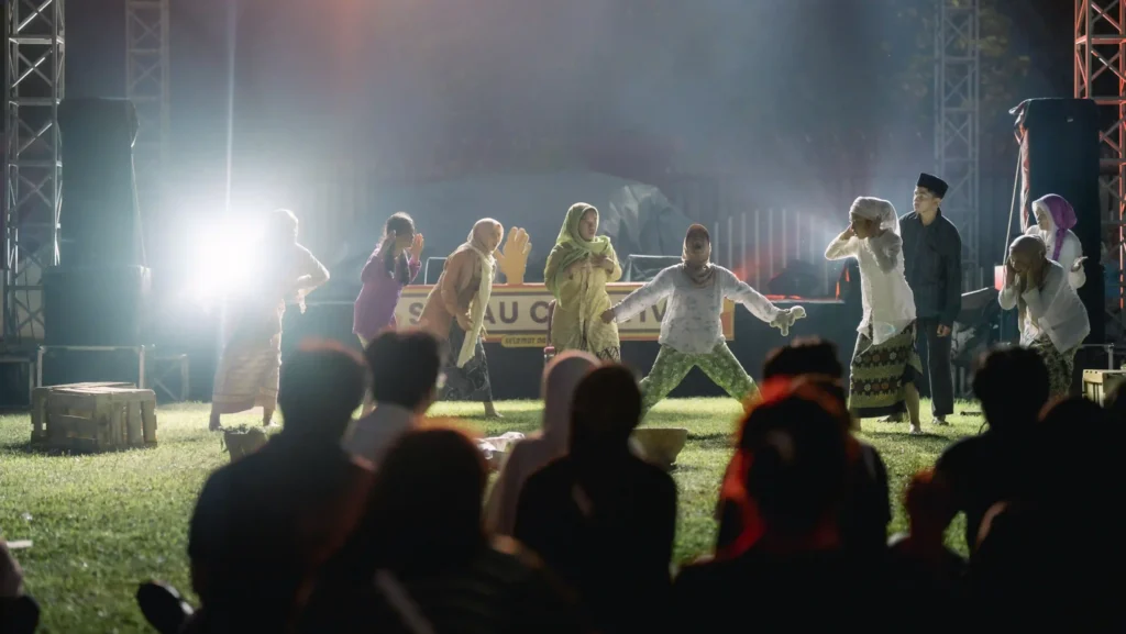 pertunjukan fire dance teater Taat dari SMK 1 Tajurhalang